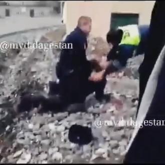 Разозлившийся пьяный водитель начал избивать полицейских на посту ДПС в Дагестане
